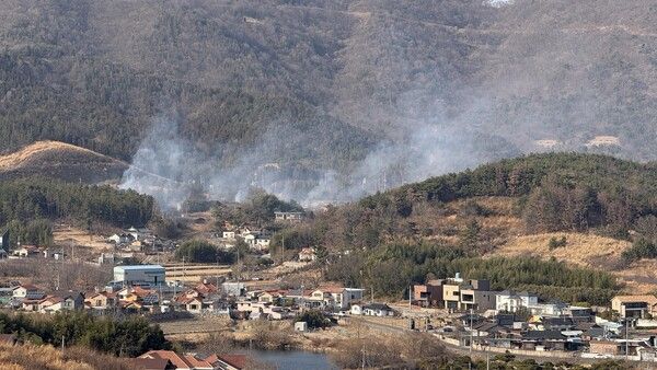 18일 오후 울산시 북구 천곡동 순금산 자락에서 발생한 산불로 하얀 연기가 피어오르고 있다. [연합뉴스]