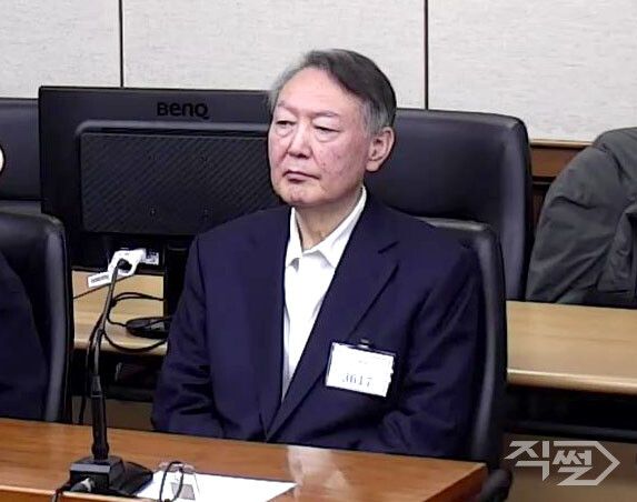 윤석열 전 대통령이 지난 16일 서울 서초구 서울중앙지방법원에서 열린 특수공무집행방해, 범인도피교사, 직권남용 권리행사방해 혐의 등 사건에 대한 1심 선고 공판에 출석해 피고인석에 앉아 있다.[서울중앙지법]