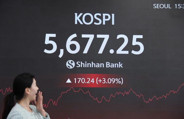 19일 서울 신한은행 본점 딜링룸 모습. [신한은행]