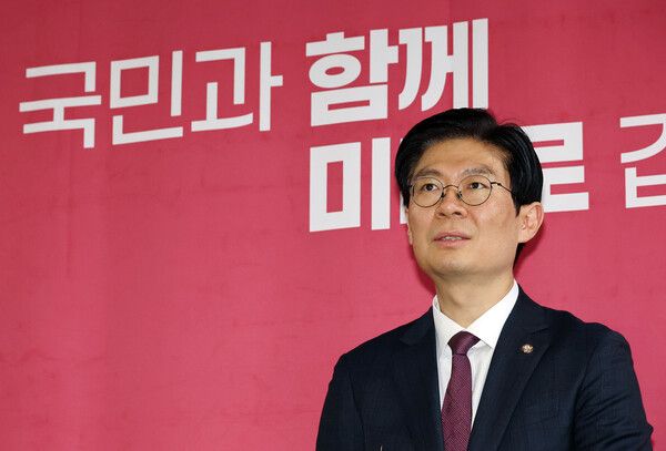 국민의힘 조정훈 인재영입위원장이 19일 국회에서 인재영입위원회 3차 회의를 마친 뒤 결과를 브리핑하고 있다. [연합뉴스]