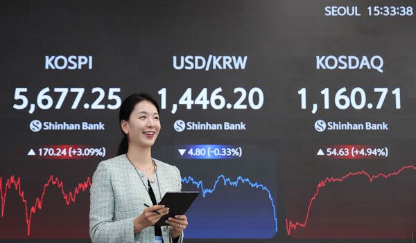 19일 서울 신한은행 본점 딜링룸 모습. [신한은행]