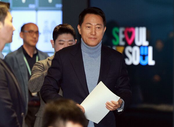 오세훈 서울시장이 19일 서울시청 서울갤러리에서 강남북 균형발전을 위한 서울대개조 프로젝트 '다시,강북전성시대 2.0'을 발표하기 위해 입장하고 있다. [연합뉴스]