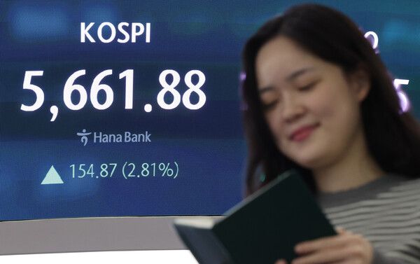 19일 서울 중구 하나은행 딜링룸 모습. [연합뉴스]