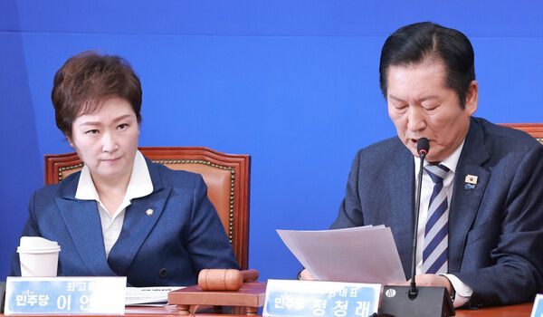 이언주 더불어민주당 최고위원(왼쪽)이 2일 국회에서 열린 최고위원회의에 참석해 정청래 대표 발언을 듣고 있다. [연합뉴스]
