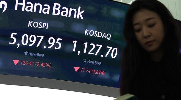 2일 서울 중구 하나은행 딜링룸 모습. [연합뉴스]