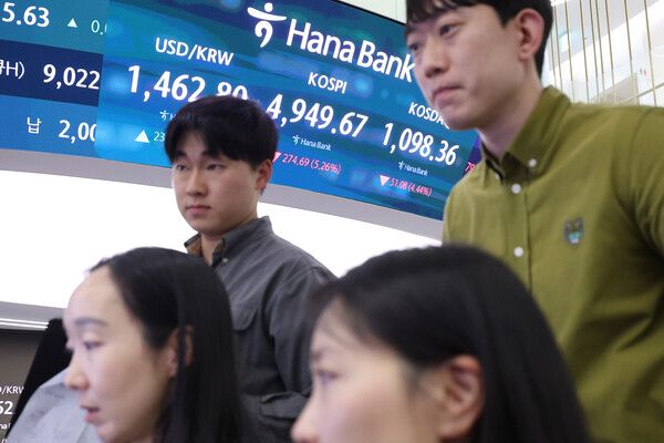 2일 서울 중구 하나은행 딜링룸 모습. [연합뉴스]