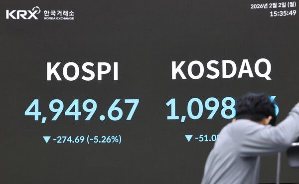 &nbsp;2일 서울 여의도 한국거래소 홍보관에&nbsp;코스피&nbsp;및 코스닥, 삼성전자, SK하이닉스 지수가 표시되고 있다. [연합뉴스]