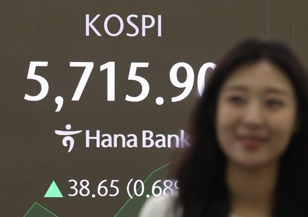 20일 서울 중구 하나은행 딜링룸 모습. [연합뉴스]