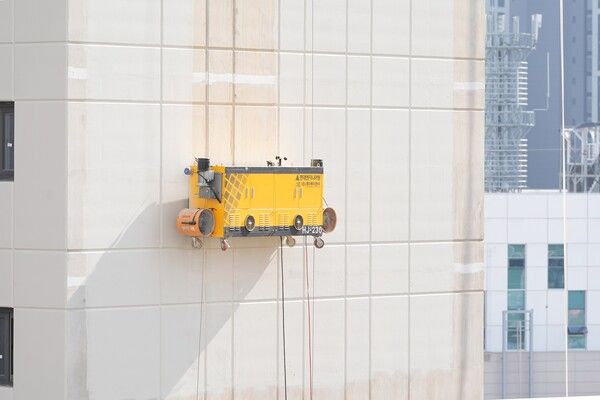 현대엔지니어링이 시공 중인 아파트 현장에서 외벽도장로봇을 시연하고 있다. [현대ENG]