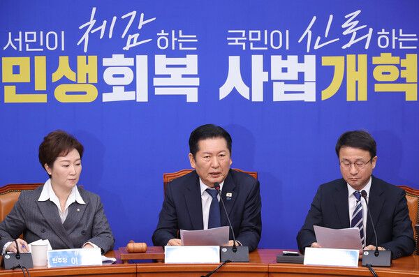 더불어민주당 정청래 대표가 20일 국회에서 열린 최고위원회의에서 전날 법원이 무기징역으로 판결한 윤석열 전 대통령 내란 1심에 대한 비판 발언을 하고 있다. [연합뉴스]