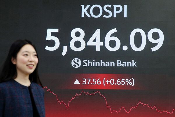 23일 서울 신한은행 본점 딜링룸 모습. [신한은행]