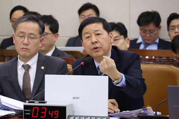 구윤철 부총리 겸 재경경제부 장관이 23일 국회에서 열린 재정경제기획위원회 전체 회의에 출석해 의원 질의에 답하고 있다. [연합뉴스]