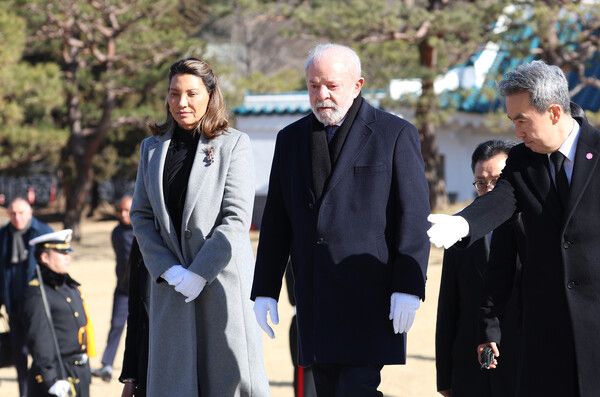 국빈 방한한 루이스 이나시우 룰라 다시우바 브라질 대통령 내외가 23일 서울 동작구 국립서울현충원을 방문해 현충탑을 참배하고 있다. [연합뉴스]