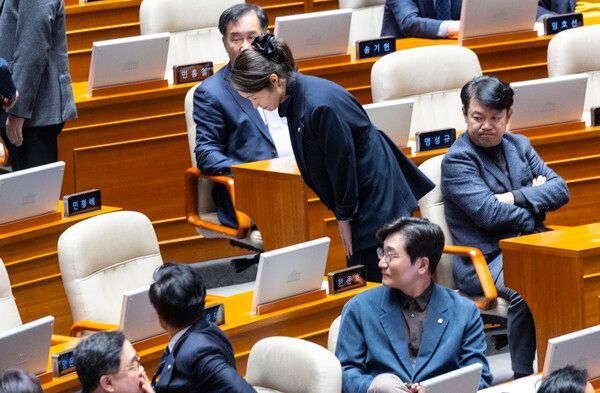 2022년 지방선거를 앞두고 1억원의 공천헌금을 주고받은 혐의로 수사를 받는 무소속 강선우 의원이 24일 국회 본회의에 자신의 체포동의안 투표를 마친 뒤 이동하다 동료 의원들과 인사하고 있다. [연합뉴스]