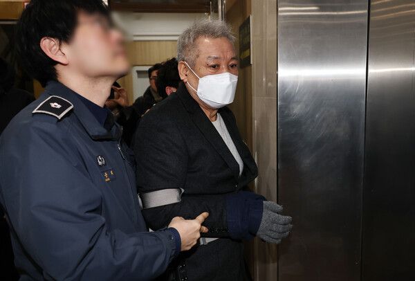 건진법사 전성배씨가 지난달 19일 서울 서초구 안권섭 상설특별검사 사무실에 참고인 신분으로 출석하고 있다. [연합뉴스]