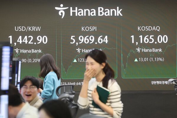 24일 서울 중구 하나은행 딜링룸 모습. [연합뉴스]