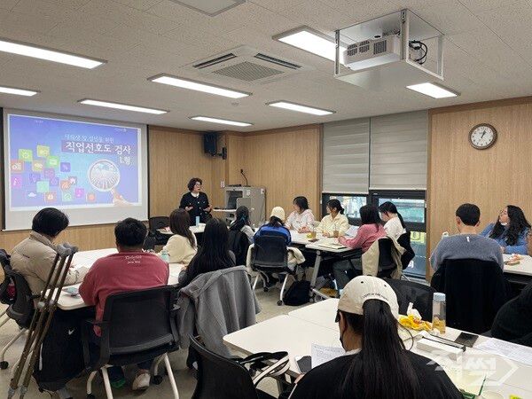 대구 동구 청년센터 ‘the 꿈’ 취업역량 강화 교육 진행 모습. [대구 동구청]