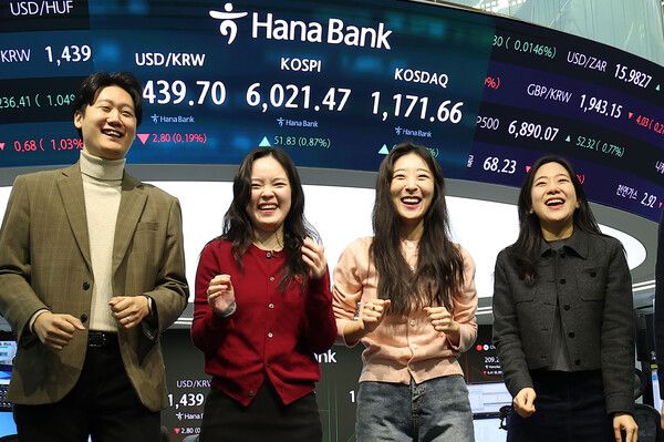 25일 서울 중구 하나은행 딜링룸 모습. [연합뉴스]