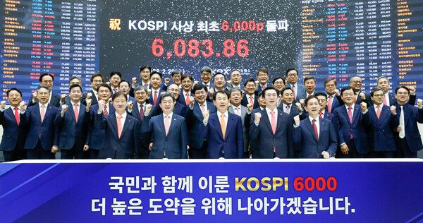 이찬진 금융감독원장, 이억원 금융위원장,&nbsp;정은보&nbsp;한국거래소 이사장을 비롯한 참석자들이 25일 서울 여의도 한국거래소에서 기념 세리머니를 펼치고 있다. [연합뉴스]