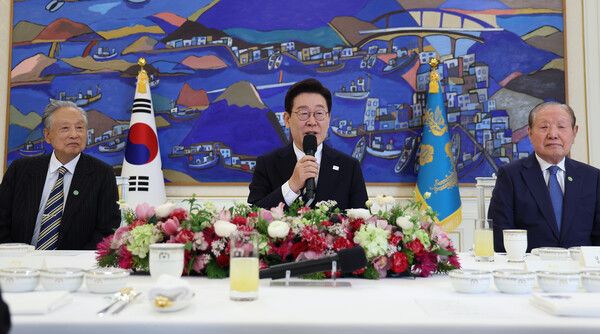 이재명 대통령이 25일 청와대에서 열린 더불어민주당 상임고문단 오찬 간담회에서 발언하고 있다. [연합뉴스]