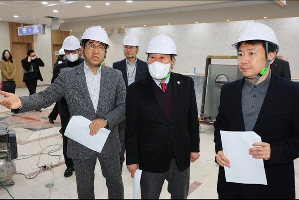 나동연 양산시장이 병원을 방문해 의료장비 설치 및 내부 공사 진행 상황을 점검하고 있다. [양산시]