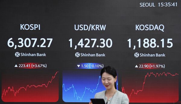 26일 서울 신한은행 본점 딜링룸 모습. [신한은행]