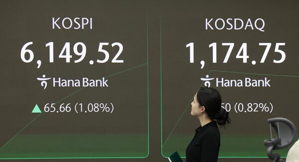 26일 서울 중구 하나은행 딜링룸 모습. [연합뉴스]