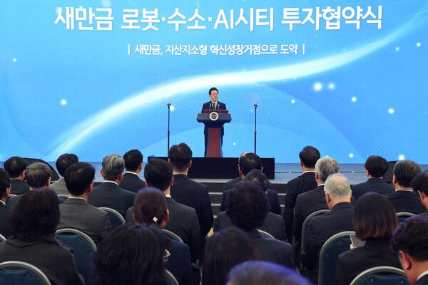 이재명 대통령이 27일 전북 군산새만금컨벤션센터에서 열린 새만금 로봇·수소·AI 시티 투자협약식에서 축사하고 있다. [연합뉴스]
