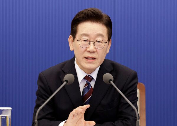 이재명 대통령이 26일 청와대에서 열린 수석보좌관회의에서 발언하고 있다. [연합뉴스]