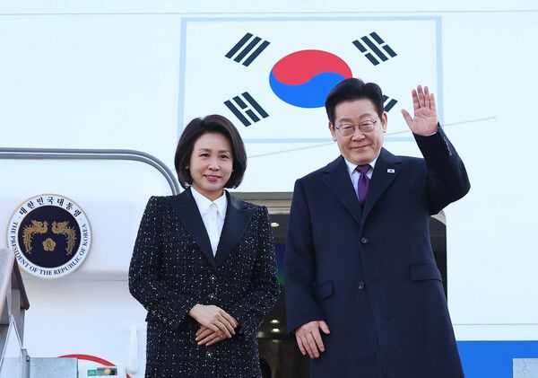 출국하는 이재명 대통령 부부. [연합뉴스]