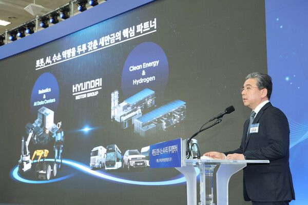 장재훈 현대차그룹 부회장이 27일 전북 군산새만금컨벤션센터에서 이재명 대통령이 참석한 가운데 열린 새만금 로봇·수소·AI 시티 투자협약식에서 새만금 미래 전략사업 투자계획을 발표하고 있다. [연합뉴스]