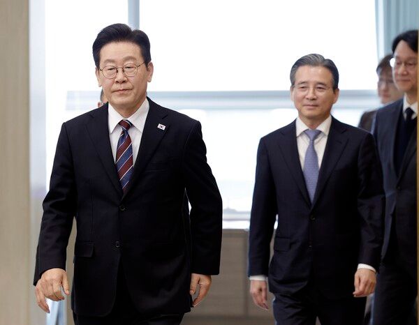 이재명 대통령이 26일 청와대에서 수석보좌관회의에 입장하고 있다. [연합뉴스]