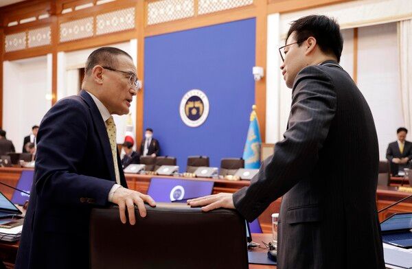 위성락 국가안보실장과 여한구 산업통상부 통상교섭본부장이 지난 24일 청와대에서 열린 국무회의에서 대화하고 있다. [연합뉴스]