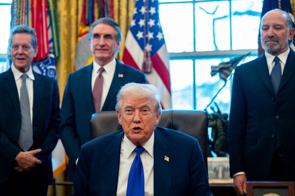 기자들 질문에 답하는 트럼프 대통령. [UPI 연합뉴스]