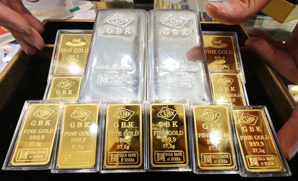 서울 시내 한&nbsp;금은방에서 직원이 골드바와 실버바 모습. [연합뉴스]