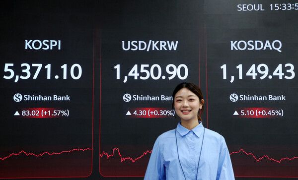 4일 서울 신한은행 본점 딜링룸 모습. [신한은행]