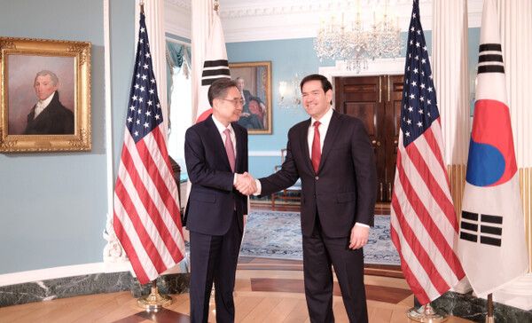 조현 외교부 장관이 3일(현지시간) 미국 워싱턴DC의 국무부 청사에서 마코 루비오 미 국무장관과 회담에 앞서 악수하고 있다. [연합뉴스]