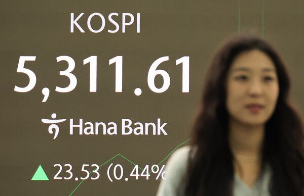 4일 서울 중구 하나은행 딜링룸 모습. [연합뉴스]