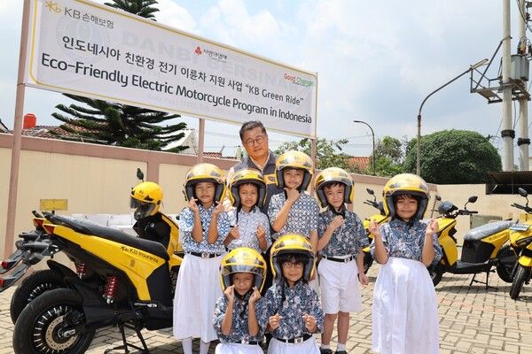 지난 3일 인도네시아 자카르타 단비초등학교에서 열린 ‘KB Green Ride' 전달식에서 곽종득 KB손해보험 인도네시아 법인장(맨 뒷줄)과 안전모를 지원받은 현지 학생들이 기념촬영을 하고 있다. [KB손해보험]