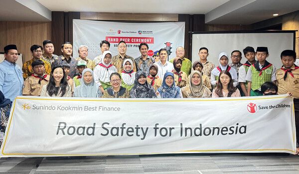 &nbsp;KB캐피탈이&nbsp;인도네시아&nbsp;아동들의&nbsp;안전한&nbsp;보행&nbsp;환경&nbsp;조성을&nbsp;위해&nbsp;지난해&nbsp;7월부터&nbsp;진행한&nbsp;도로&nbsp;안전시설&nbsp;구축&nbsp;사업(Road Safety)을&nbsp;마무리하고,&nbsp;지난&nbsp;3일&nbsp;해당&nbsp;시설을&nbsp;이양하기&nbsp;위해&nbsp;KB캐피탈&nbsp;인도네시아&nbsp;현지법인 Sunindo Kookmin Best Finance(이하&nbsp;SKBF)&nbsp;임직원과&nbsp;인도네시아&nbsp;교통부, 교육부&nbsp;관계자, 지원&nbsp;대상&nbsp;학교&nbsp;관계자&nbsp;등이&nbsp;참석하여&nbsp;이양식을&nbsp;진행했다
