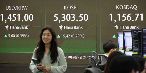 4일 서울 중구 하나은행 딜링룸 모습. [연합뉴스]