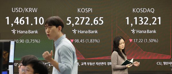 5일 서울 중구 하나은행 딜링룸 모습. [연합뉴스]