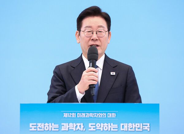이재명 대통령이 5일 청와대에서 열린 미래 과학자와의 대화 '도전하는 과학자, 도약하는 대한민국'에서 발언하고 있다. [연합뉴스]