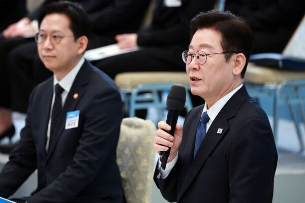 이재명 대통령이 5일 청와대에서 열린 미래 과학자와의 대화 '도전하는 과학자, 도약하는 대한민국'에서 발언하고 있다. [연합뉴스]