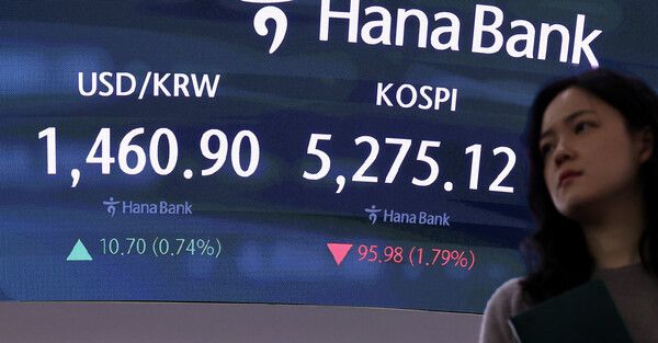 5일 서울 중구 하나은행 딜링룸 모습. [연합뉴스]