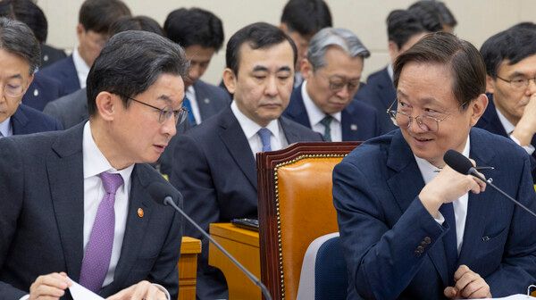 이억원&nbsp;금융위원회 위원장(왼쪽)과 이찬진 금융감독원장이 5일 국회에서 열린 정무위원회 전체 회의에 출석해 대화하고 있다. [연합뉴스]