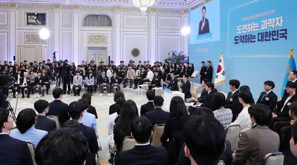 이재명 대통령이 5일 청와대에서 열린 미래 과학자와의 대화 '도전하는 과학자, 도약하는 대한민국'에서 발언하고 있다.