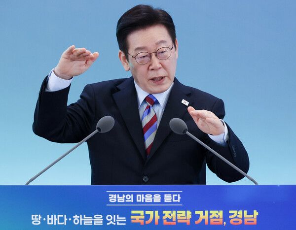 이재명 대통령이 6일 창원 성산구 창원컨벤션센터에서 열린 '경남의 마음을 듣다' 타운홀미팅 간담회에서 발언하고 있다. [연합뉴스]