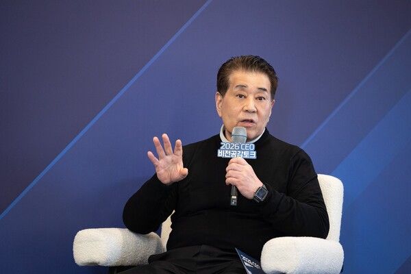 장인화 회장이 공감토크에서 임직원들과 함께 의견을 나누고 있다. [포스코그룹]