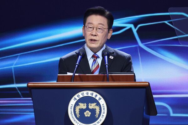 이재명 대통령이 6일 경남 거제시 견내량 인근에서 열린 남부내륙철도 착공식에서 기념사를 하고 있다. [연합뉴스]